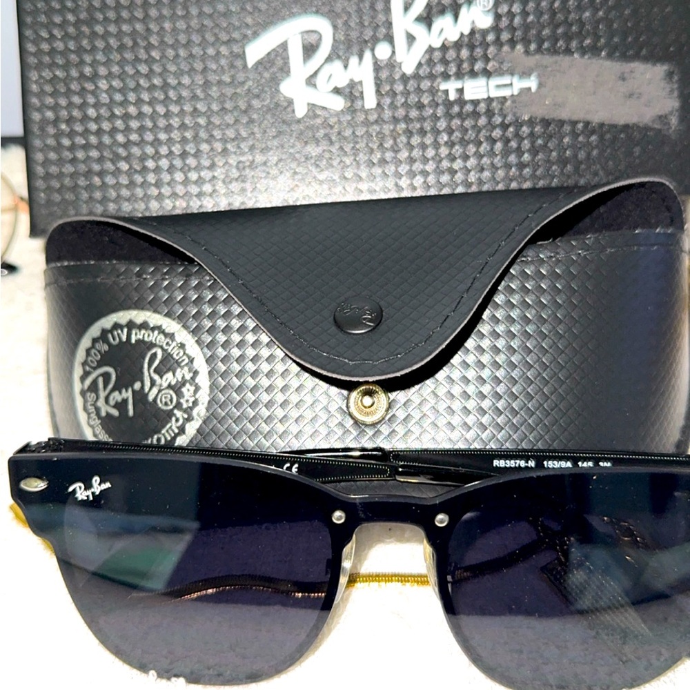 Brand new pair of aviator glasses ! With cloth and carrying case